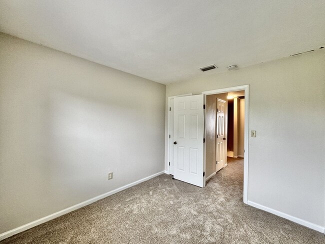 Building Photo - Completely Updated & Ready NOW! New Floori...