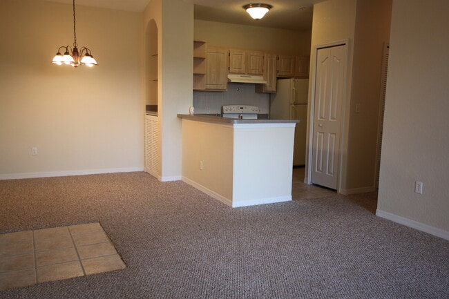Building Photo - RIVERVIEW: 2 bed/1 bath, 3rd floor Condo