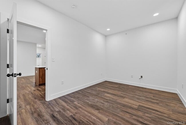 Building Photo - 19 Welling Pl