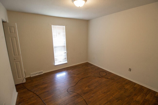 Building Photo - 1013 W Ash St