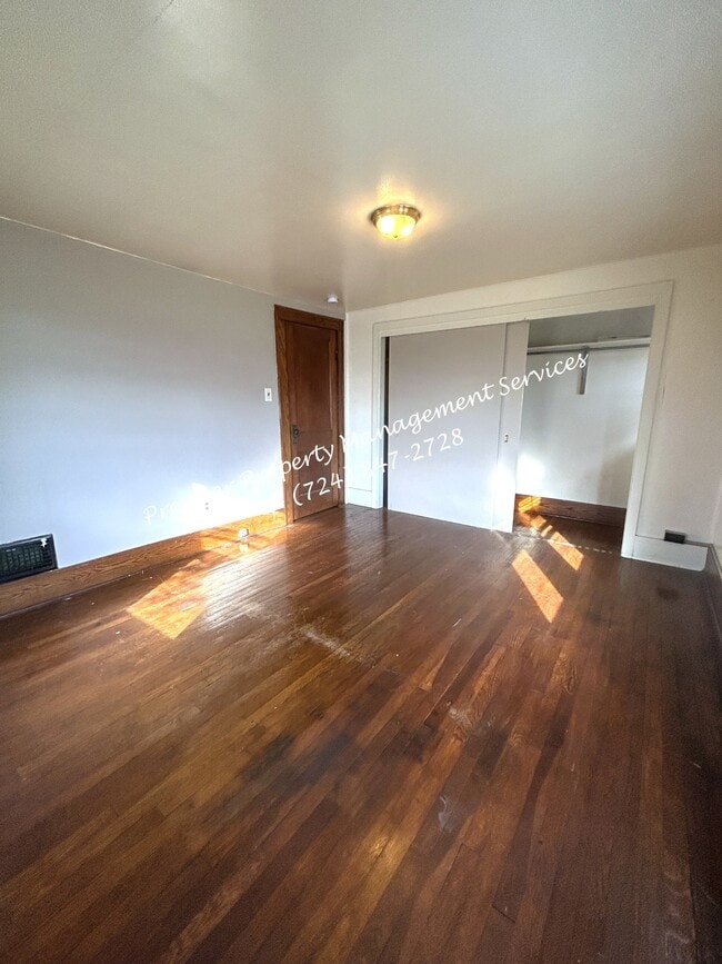 Building Photo - 979 King St