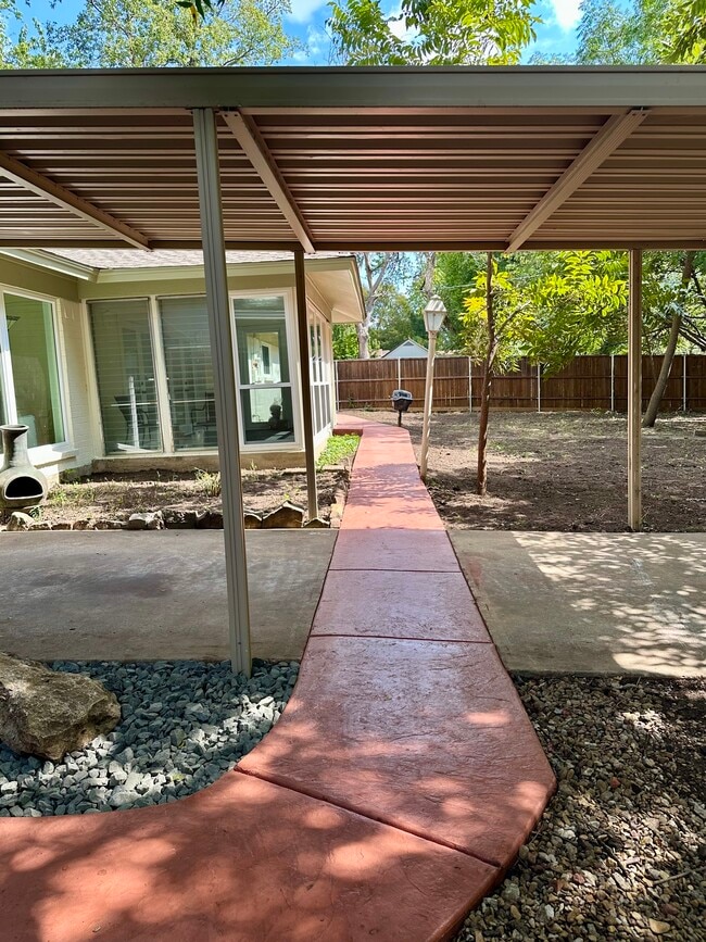 Building Photo - 1616 Aldridge Dr