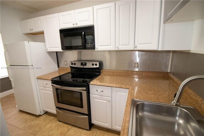 Building Photo - 917 Coral Club Dr