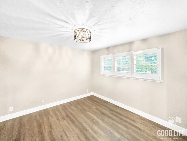 Building Photo - Stunning 4BD/2.5 BA W/ Large Backyard and ...
