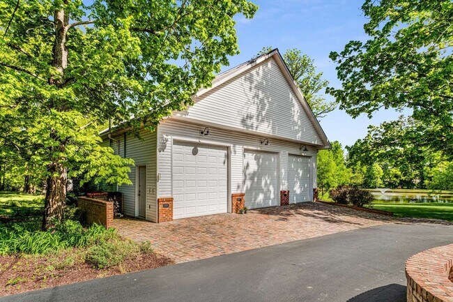 Building Photo - 405 Webb Rd W