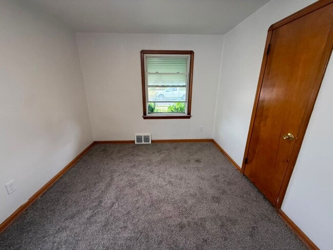 Building Photo - 16011 Maplewood Ave