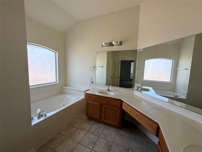 Building Photo - 1511 Homewood Cir