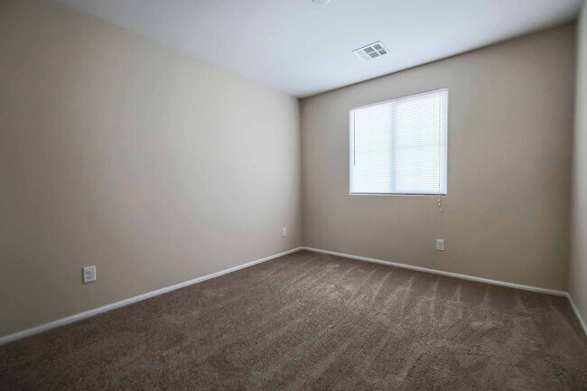 Building Photo - Charming 4 Bedroom Home in Gated Community with Community Pool & Courtyard Entry!