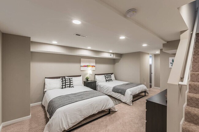 Building Photo - 3277 Montrose Ave