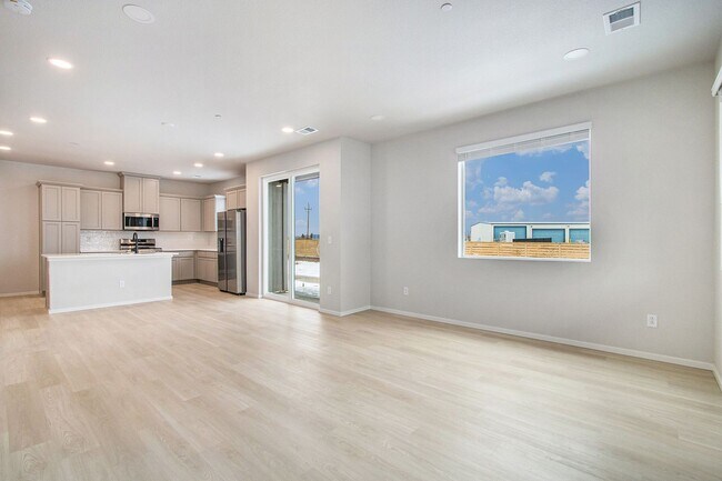 Building Photo - Luxury Rowhouse w/ Over-sized Garage