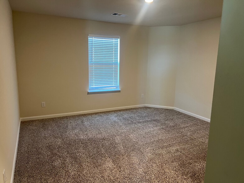 Building Photo - Room in House on Serena Dr