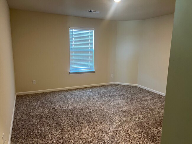 Building Photo - Room in House on Serena Dr