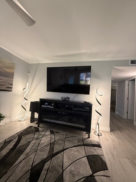 LED floor lamps - 10 Vista Palm Ln