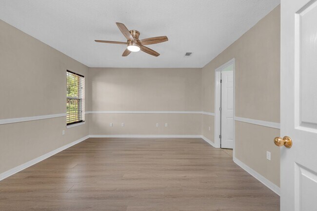 Building Photo - Spacious 3/2 w/Electricity Included Availa...