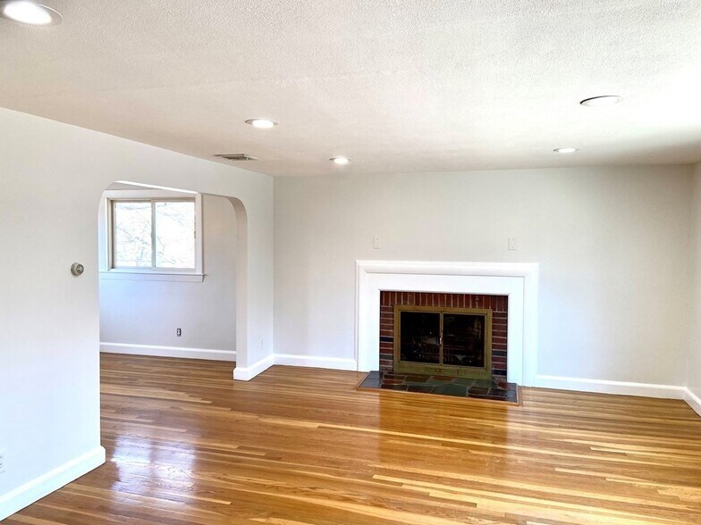 Building Photo - 640 Lagrange St