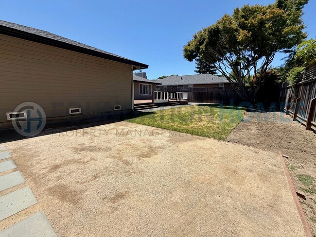 Building Photo - Spacious 5BR Novato Home at End of Private Drive!  A/C!  Solar!  FOUNDATION