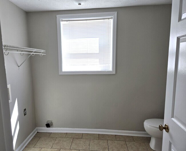 Building Photo - Spacious Split Level In Gainesway   20260501