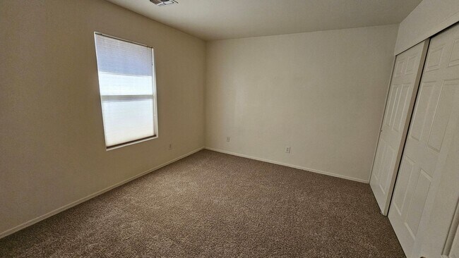 Building Photo - Beautiful 3 Bed 2 Bath Riverhaven - 2 story home!