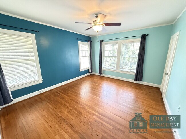 Building Photo - Charming Midtown Cottage  All approved applications are subject to an 18-month lease term. $75 pe...