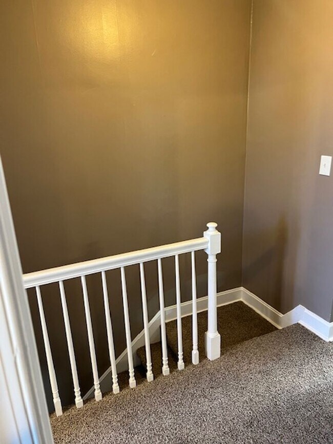 Building Photo - 3 Bedroom Home with Basement and yard