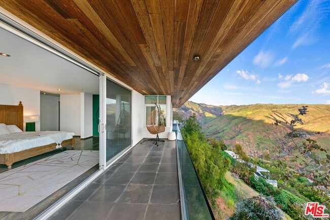 Building Photo - 21766 Azurelee Dr