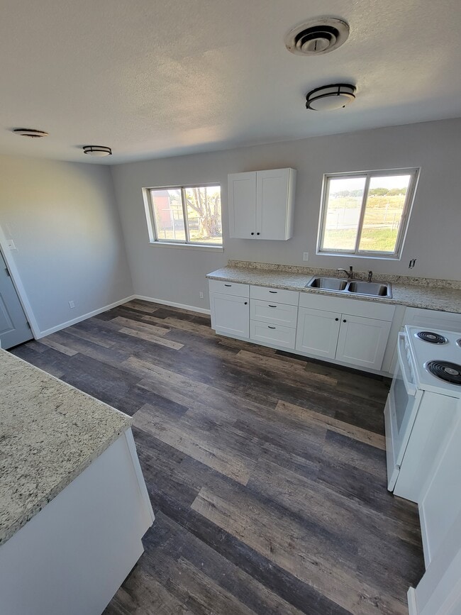 Building Photo - 307 Robins Dr