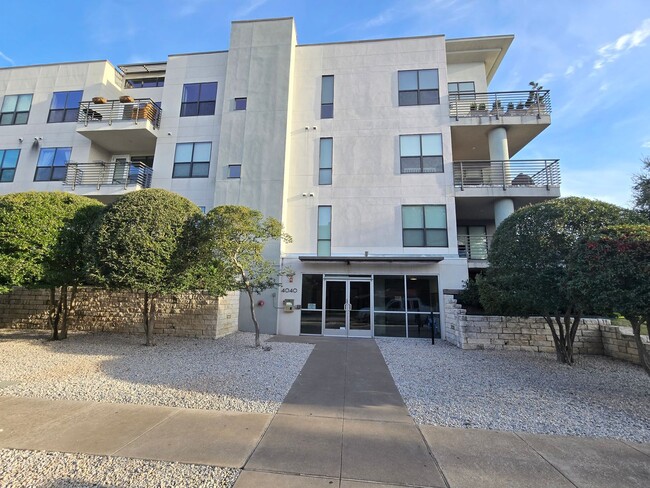 Building Photo - Spacious 2/2 Oak Lawn Condo w/ All Applian...