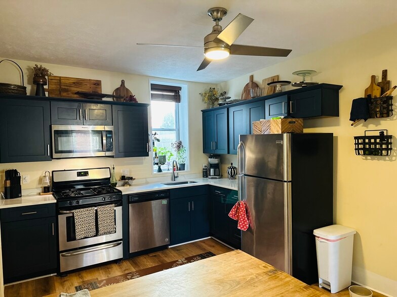 Eat-in Kitchen - 173 36th St