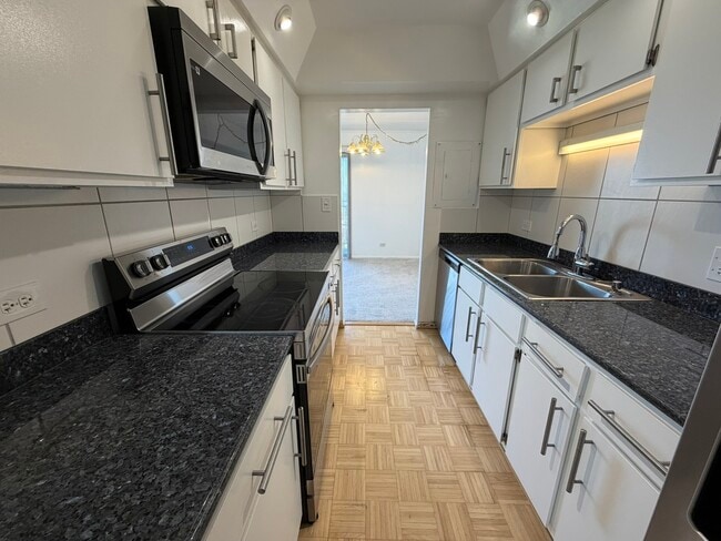 Building Photo - 6340 Americana Dr