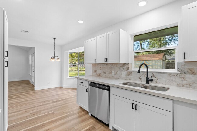 Building Photo - 18049 Martin Dr