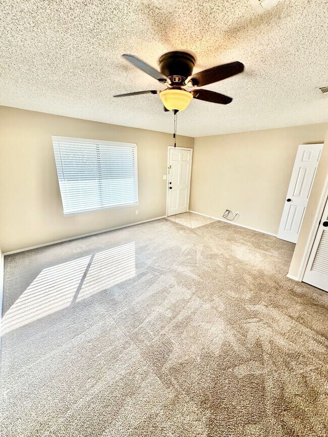 Building Photo - Nice 1 bedroom condo for rent in Miramar Beach w/ a community pool!