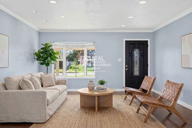 Building Photo - 1425 W Woodcrest Ave