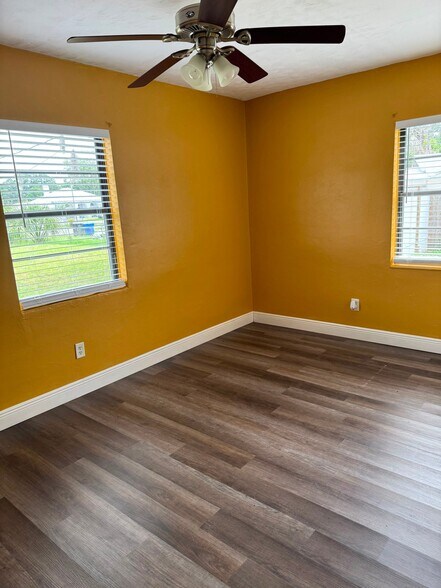 Building Photo - 11115 Hannaway Dr