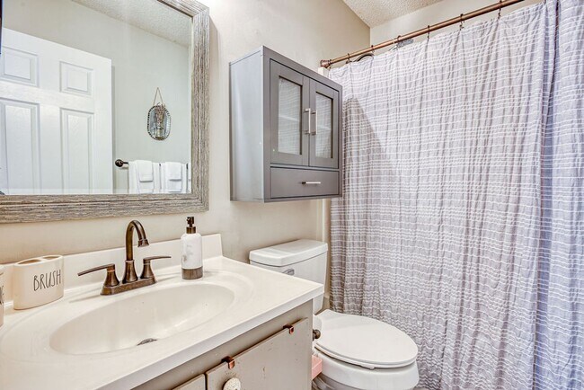 Building Photo - 3 BED | 3 BATH | POOLER | FURNISHED