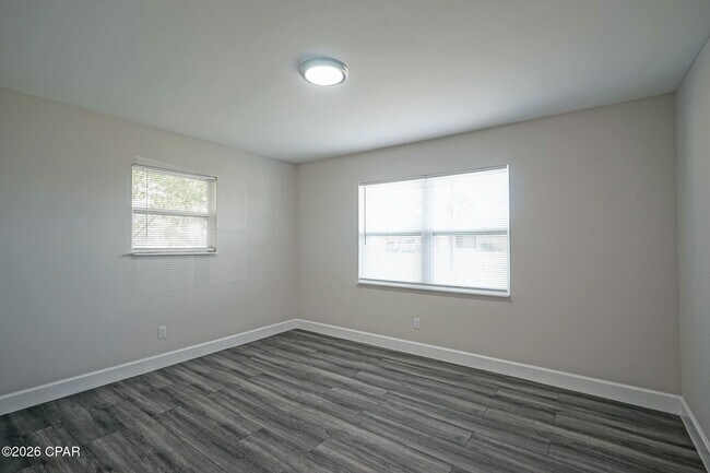 Building Photo - 410 S Star Ave
