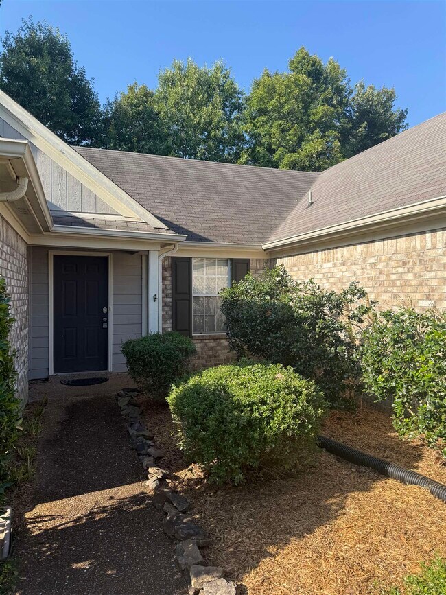 Building Photo - 10389 Redmond Dr