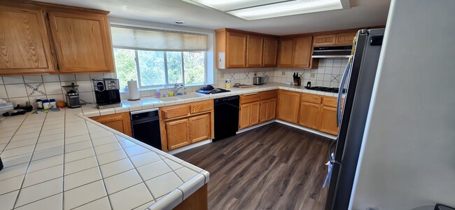 Building Photo - Spacious & Modern 5-Bedroom Retreat in Teh...