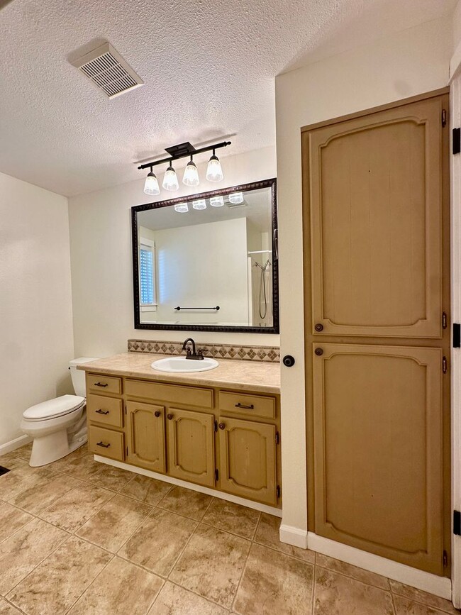 Building Photo - 3 Bed | 2 Bath | 1.17 Acres | Single-Level Home | Mountain Views