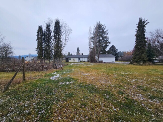 Building Photo - 3710 E Chattaroy Rd