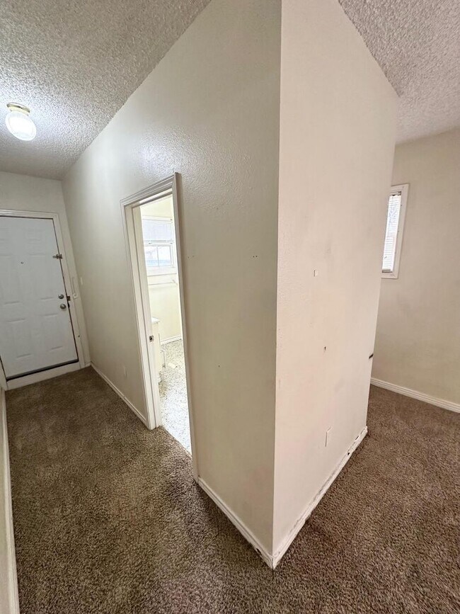 Building Photo - 3 Bedroom 2 Bathroom Ready to Rent!