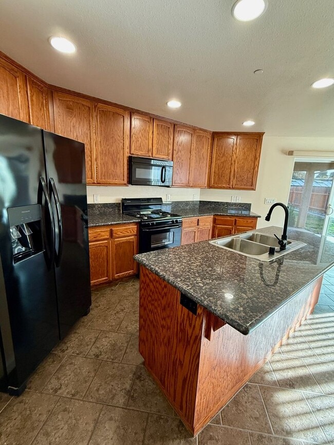 Building Photo - 3 Bedroom 2 Bath House!