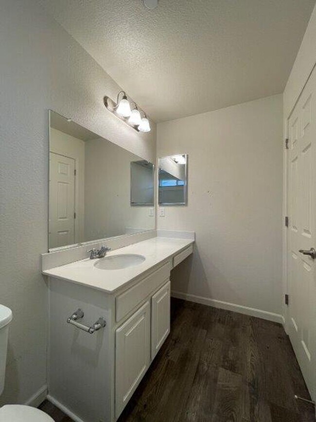 Building Photo - Gorgeous 4 Bed Located in Great Gated Community