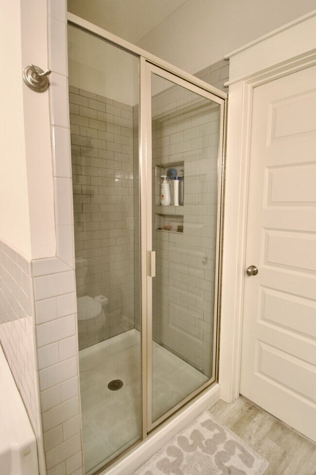 Building Photo - 3 Bed 3.5 Bath Luxury Townhome in Convenient Location!