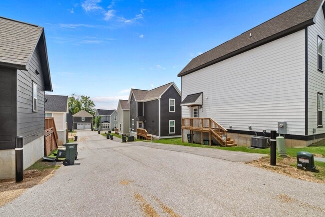 Building Photo - Beautiful and Modern Home!