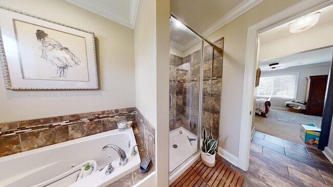 Building Photo - Gorgeous and updated home in Heart of Auburn