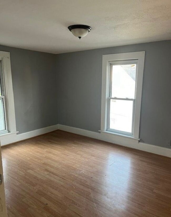 Building Photo - 866 Main St