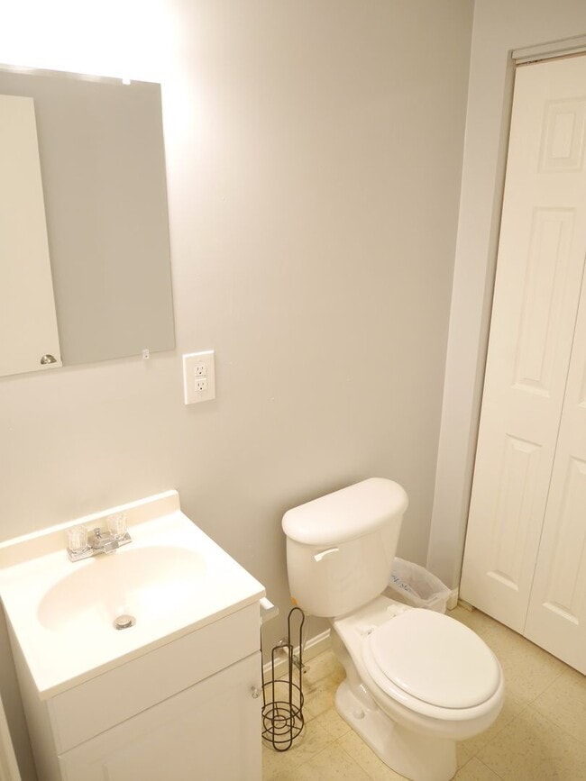 Building Photo - Spacious 3-Bedroom Single-Family Home in E...