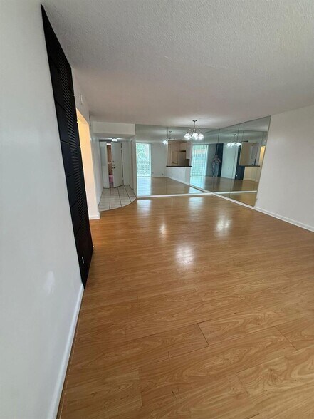 Building Photo - 404 NW 68th Ave