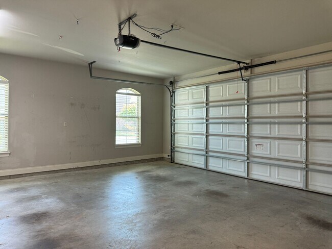 Building Photo - Gated community with community POOL!!!!