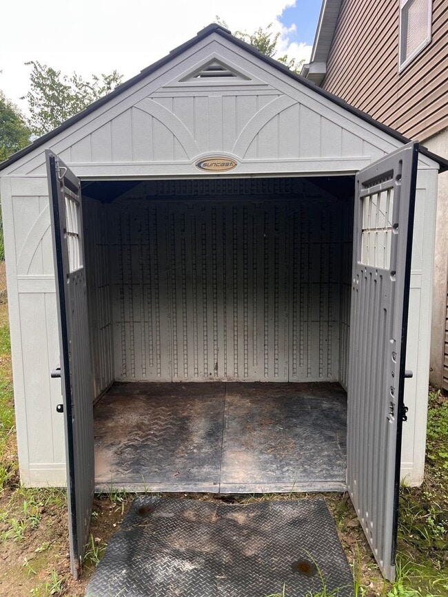 Building Photo - LARGE 4/3 with so much to offer! Waynesville School District